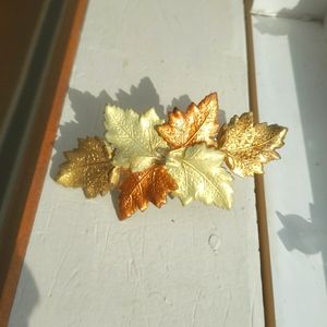 Leaf barrette
